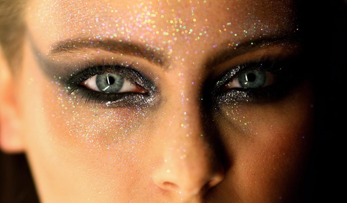 Maquiagem de carnaval: caia na folia sem prejudicar os olhos
